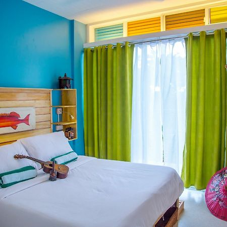 Flotsam And Jetsam Artist Beach Hostel Сан-Хуан Экстерьер фото